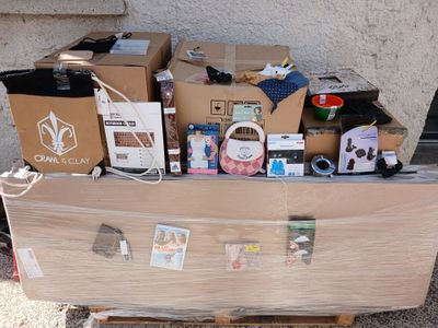 une caisse remplie d'articles posée sur une palette