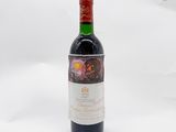 une bouteille de vin posée sur une table