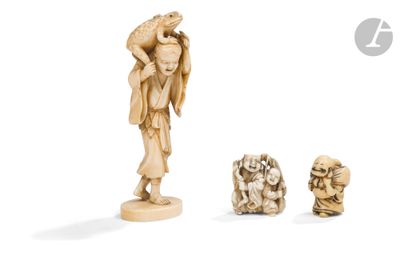 trois figurines en ivoire sculpté représentant une femme portant un panier