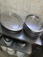 Lot d'environ 80 plats ovales de service creux et plats en i…