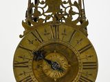 une horloge en or avec des chiffres romains sur le cadran