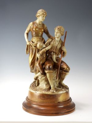 une image représentant une statue d'un homme et de deux enfants