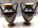 deux vases posés sur une table