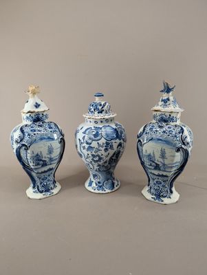 trois vases bleus et blancs posés les uns à côté des autres sur une table