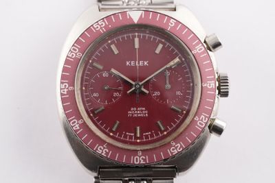 un gros plan d'une montre-bracelet au cadran rouge