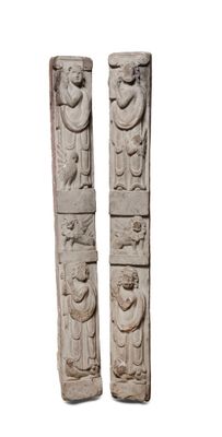 PILASTRES Paire d'éléments verticaux en pierre sculptée, for…