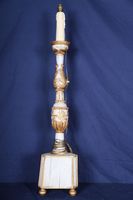 Pique cierge, monté en lampe en bois laqué et doré à décor d…