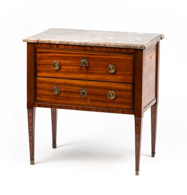 une commode avec un plateau en marbre posée sur un piètement en bois