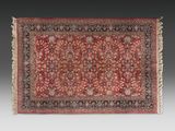 un tapis rouge à motifs floraux sur fond noir