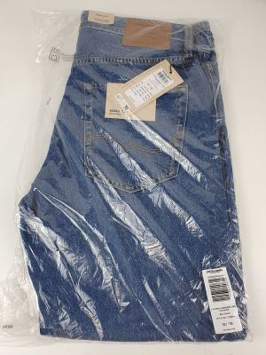 un gros plan sur un jean emballé dans du plastique