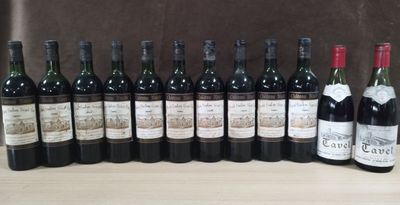 plusieurs bouteilles de vin sont alignées sur une table
