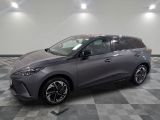 Une Toyota C-HR 2020 dans un showroom au sol à carreaux