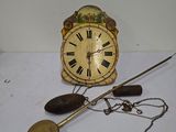 une horloge posée sur une table, entourée d'une chaîne
