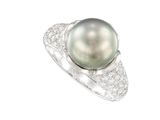 une image représentant une bague en perle noire et diamants sur fond blanc