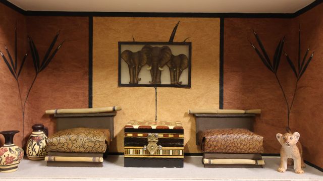 Diorama. Composition miniature, dans une vitrine en bois, vitre e...