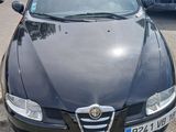 une voiture noire garée dans un parking