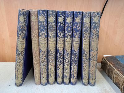 six livres sont empilés sur une table