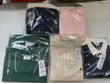 de nombreux polos pour hommes exposés dans un magasin
