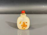 flacon à tabac chinois en verre sculpté, orné d'un cheval