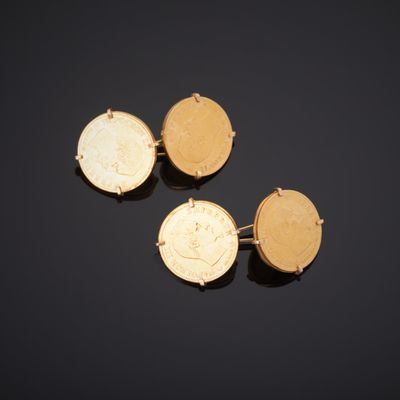 trois boutons de manchette en forme de pièces d'or sur un fond noir