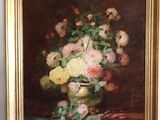 un tableau représentant des fleurs dans un vase doré posé sur une table