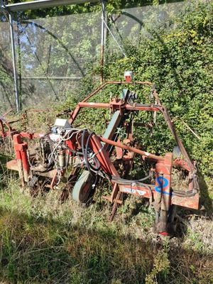 un tracteur qui est garé dans l'herbe près d'une clôture