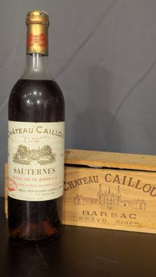 une bouteille de vin à côté d'un carton de vin