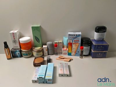 de nombreux types de produits de soins de la peau disposés sur une table