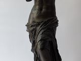 une image représentant une statue de femme debout sur un socle en marbre