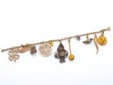 une photo d'un collier auquel sont suspendus divers pendentifs