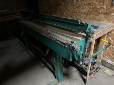 une machine posée sur une table dans une pièce