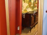 un grand miroir doré dans un coin de la pièce
