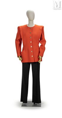 mannequin vêtu d'une veste orange et d'un pantalon noir à boutons dorés