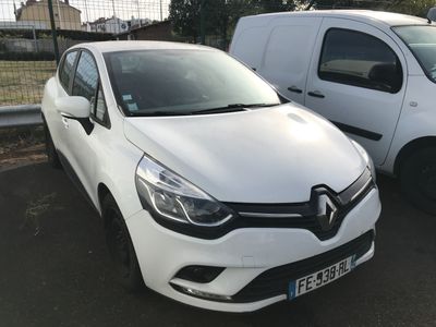 une voiture blanche garée à côté d'une camionnette blanche sur un parking