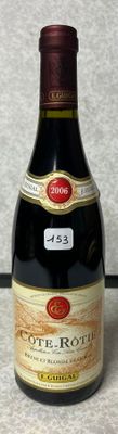 une bouteille de vin posée sur une table