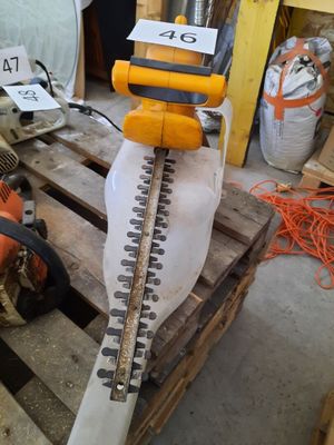a picture of a chainsaw sitting on a pallet