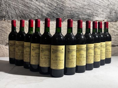 six bouteilles de vin alignées sur une table