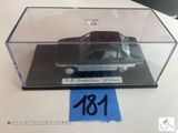 une maquette de voiture dans une vitrine