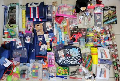 beaucoup de fournitures scolaires étalées par terre