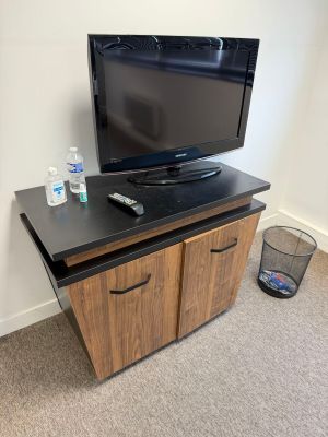 un téléviseur à écran plat posé sur un meuble en bois