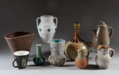 de nombreux types de vases différents posés sur une table