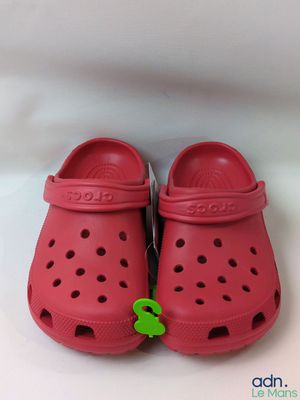 chaussures Crocs roses pour enfants, ornées d'une grenouille verte sur le côté
