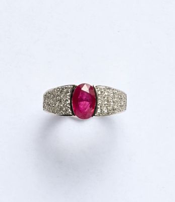 un gros plan d'une bague ornée d'un rubis entouré de diamants