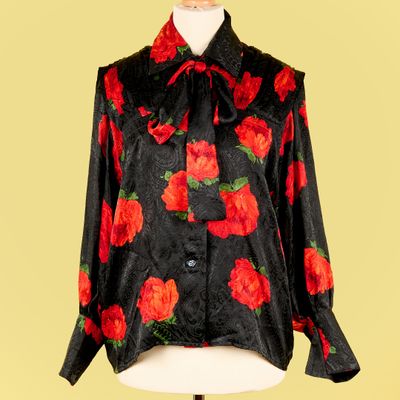 une image représentant un chemisier de femme orné de roses rouges