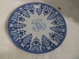 une assiette bleue et blanche ornée d'un monogramme