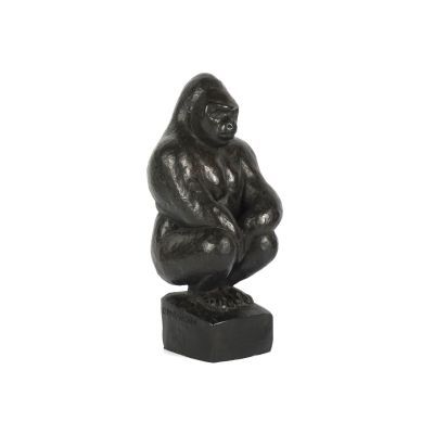 une statue représentant un gorille assis sur un bloc