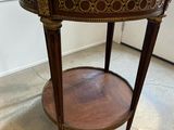 une image représentant une table surmontée d'une étagère