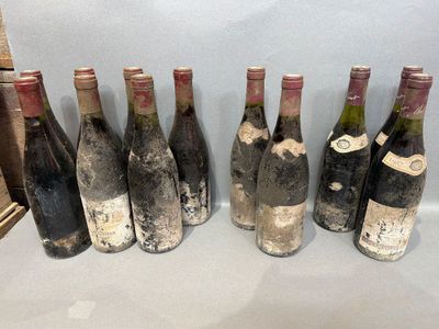 plusieurs bouteilles de vin sont alignées sur une table