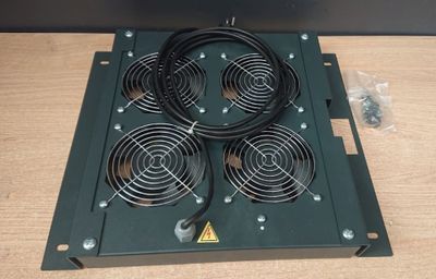 un gros plan d'une plaque de refroidissement équipée de quatre ventilateurs