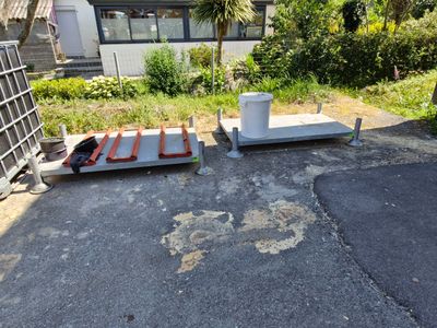 deux palettes qui sont posées sur le bord de la route